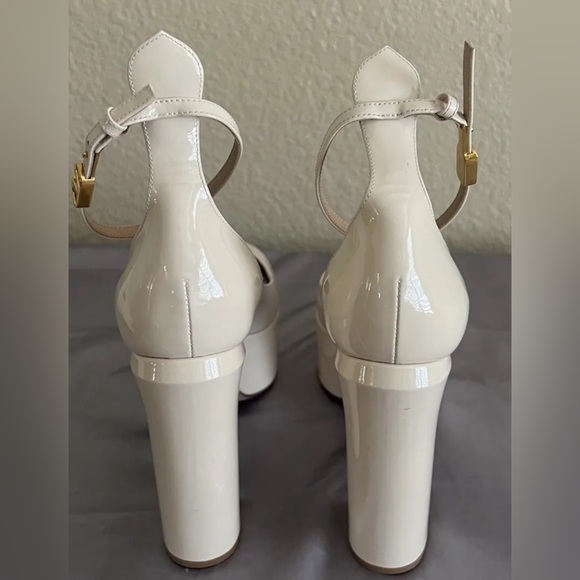 Valentino Garavani Tan Go Patent Leather Platform Heels $1150 - Picture 9 of 15